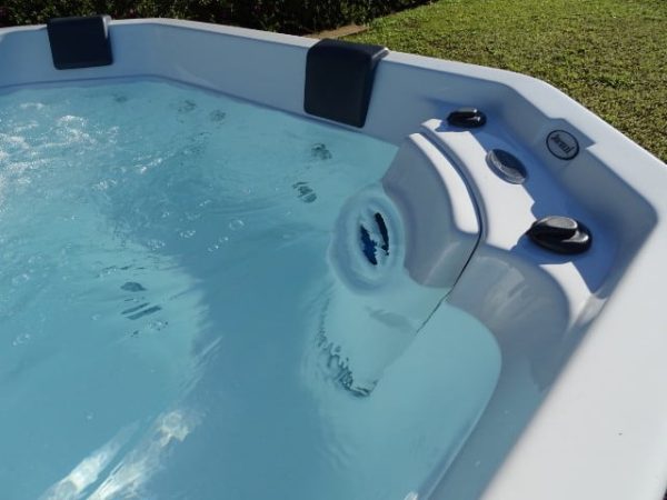 WhatsApp Image 2022-08-22 at 11.38.46 AM (3) Minipiscina JACUZZI© Meridian Plus 214 x 214 x 91 con pollera (revestimiento perimetral en PVC incluido) con cobertor