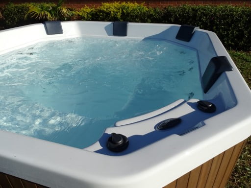 WhatsApp Image 2022-08-22 at 11.38.47 AM Minipiscina JACUZZI© Meridian Plus 214 x 214 x 91 con pollera (revestimiento perimetral en PVC incluido) con cobertor