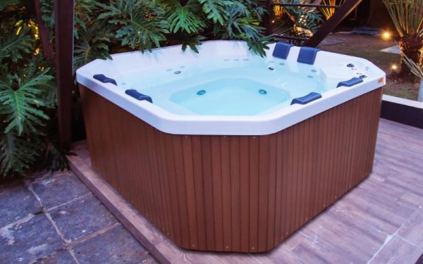 meridian con pollera Minipiscina JACUZZI© Meridian Plus 214 x 214 x 91 con pollera (revestimiento perimetral en PVC incluido) con cobertor